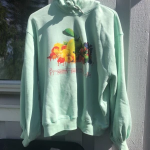 Hoodie från junkyard - As fräsch hoodie. Inga fläckar eller fel. Storleken är XS men den är oversize så passar ungefär som en S/M. Köparen står för frakt