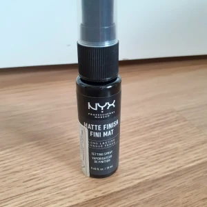 Nyx matte finish setting spray. - Nyx matte finish setting spray. En liten oanvänd flaska på 18 ml. 20 kr, frakt ingår🌸