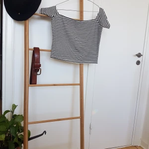 Off shoulder top - Söt off shoulder top. Står XL i, men jag har oftast small och den sitter bra på mig. Frakt ingår :)