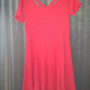 Klänning - Röd snygg klänning i stretch material. Frakt tillkommer. Strl 44 men mer som M