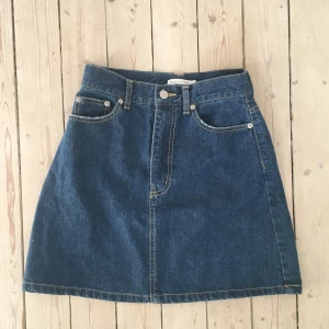 Japanskt kjol - Gullig rak japansk kjol jag köpte i Japan förra året! Tyvärr är den alldeles för lite för mig och passar bara min midja. Den är i storlek S men skulle nog passa en XS bäst. Kan frakta eller mötas upp 💕