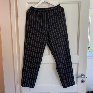 Randiga raka byxor  - Randiga raka byxor från asos i bra skick + kontakta för fler frågor 