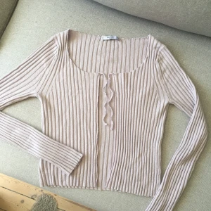 Topp med knytning - Supersöt ljuslila topp med knytning / snören som jag gjort om från en annan tröja. Storlek S