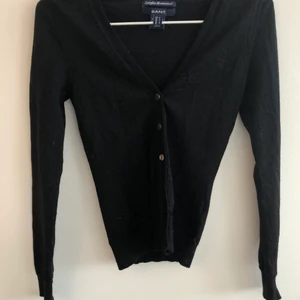 Gant kofta - Skön finstickad kofta från Gant. Ett litet hål på armen, men enkelt att sy igen. Annars fint skick! Köpare står för ev frakt :) 