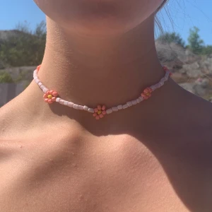 Handgjort unikt pärlhalsband - 55kr st. Går att välja andra färger. Frakten ligger på 35kr