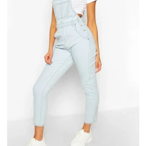 Jeans - Snyggt plagg från boohoo, storlek 34 i färgen light blue. Skit snygg men tyvärr ej min stil, ligger endast i garderoben prislappen är kvar. Frakt ingår i oriset