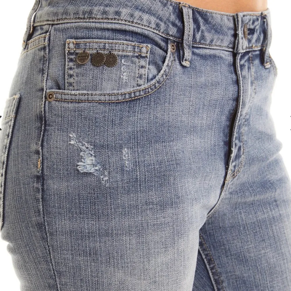 Dessa jättesnygga jeans från Odd Molly säljer jag nu eftersom de har blivit för små. De är dock i väldigt fint skick!De 2 första bilderna är lånade från deras hemsida, men på sista ser man tydligare hur färgen ser ut i verkligheten! Pris: 100kr+55kr frakt. Jeans & Byxor.