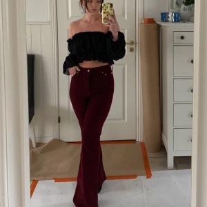 Levi's Ribcage flare jeans, red corduroy - Beställde hem två storlekar och glömde skicka tillbaka ett par. Så snygga, stora i storleken dock. En mörkröd färg 