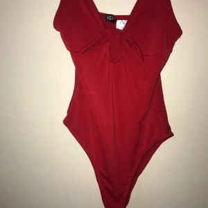 Röd bodysuit  -  Frakt ingår i detta pris‼️ Använts en gång! Är i god skick och passar bra till utgångar. Töjbar och väldigt skön!😊  Storlek XS men kan användas som Small då den är väldigt töjbar. Finns i Solna för upphämtning för billigt pris‼️ Toppen är köpt för 199kr