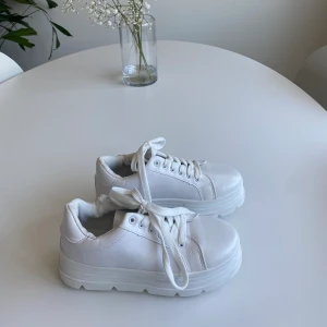 Sneakers - Knappt använda. Frakt tillkommer 63kr