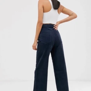 Marinblå Manchesterbyxor från Vero Moda - Skitsnygga marinblå manchesterbyxor från Vero Moda, knappt använda! 