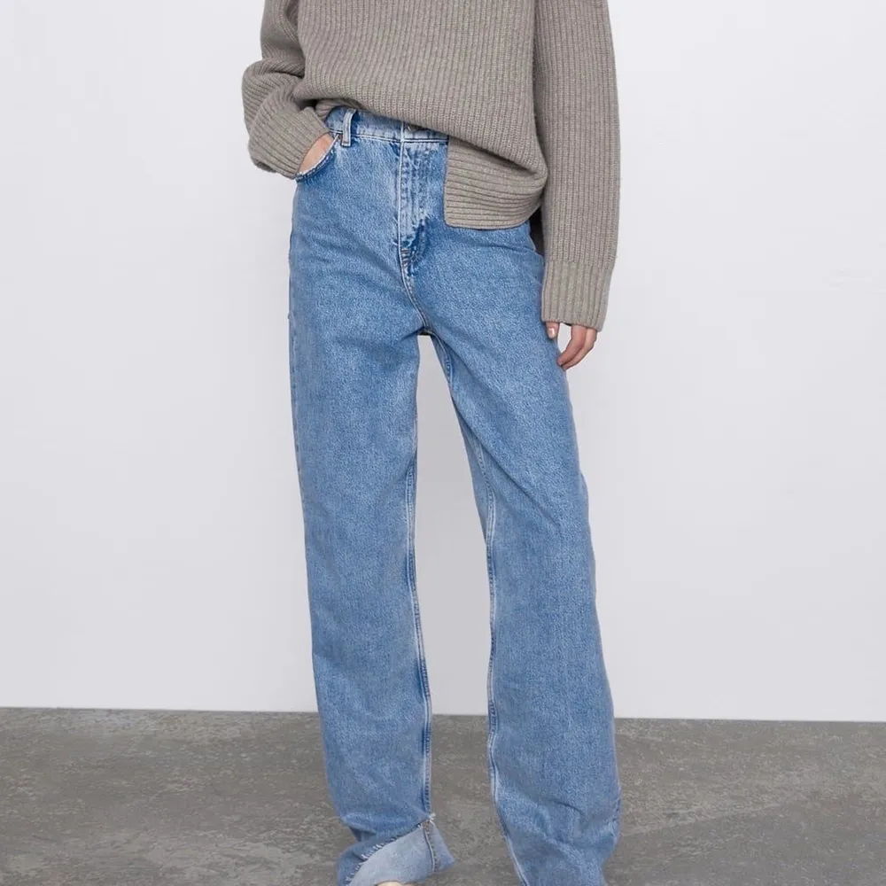Supersnygga långa jeans från Zara, storlek 38. Använda en gång. Jag är 176 cm lång och de är perfekta i längden. Är säkert mycket snygga på någon som är kortare också! Fraktar endast. Priset är inklusive frakt. Säljer pga för små på mig. . Jeans & Byxor.