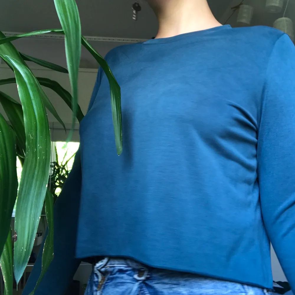 Jätteskön blå flowig tröja från weekday, sparsamt använd!. Tröjor & Koftor.