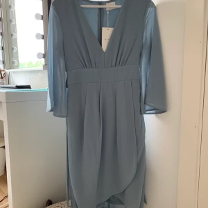 oanvänd klänning - Endast testad klänning som köptes för ca 4 veckor sedan, prislapp kvar. Nypris 599 och säljer för 299, kontakta mig vid frågor!☺️