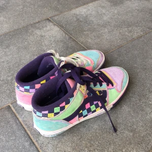 Custom vans skor - Ett par vans skor som jag själv ritat på med textilfärg. Riktigt färgglada med en bit av en Oskar Linnros text längst ned på skorna. 💕💞 köparen står för frakt 💕