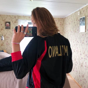 Milano-jacka - håll i hatten för här kommer den - milano jackan!!! en skitfet tunnare jacka som är perfekt till lite varmare kvällar eller om du ba vill se svintung ut. har många fina minnen med denna jacka och hoppas att nästa ägare också får det, en äkta lyckojacka<3