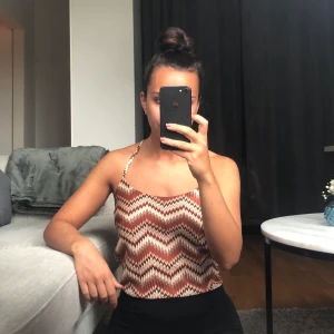 Mönstrat linne🧡🤎 - Märke: STAY (Carlings) Färg: Mönstrat Storlek: XS Skick: Bra skick, använt fåtal gånger