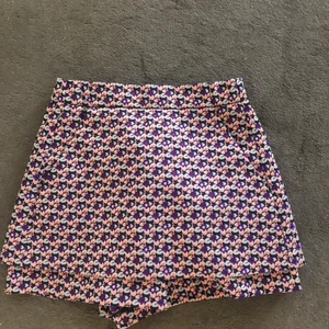 Maje shorts storlek 34 - Knappt använda, ser nästan ut som en kjol!