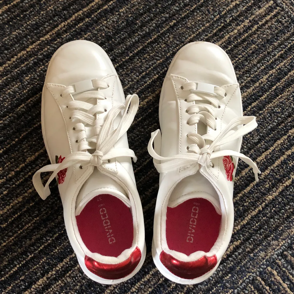 Coola vita skor från Hm, dekorerad med en ros på. Använda kanske 3-4 ggr så i utmärkt skick! Möts helst upp i stockholm, men kan frakta. Då står köparen för frakt:). Skor.