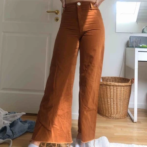  - Supernajs jeans från Zara, helt oanvända pga lite försmå för mig!! Skulle säga att de passar en W24-25. Fraktar gärna och då delar vi på frakten;)