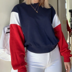 Sweatshirt i storlek S - Sweatshirt från H&M, som endast är använd ett par gånger. Bra skick. Frakt ingår ej!💞