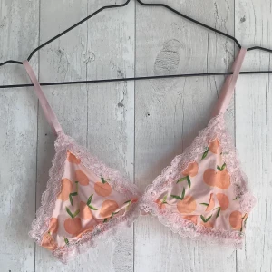 bralette från monki - supersöt bralette från monki i stl S!! säljes pga ingen användning. Köpte den i maj, använd en gång. kontakta för fler bilder eller info💓💜
