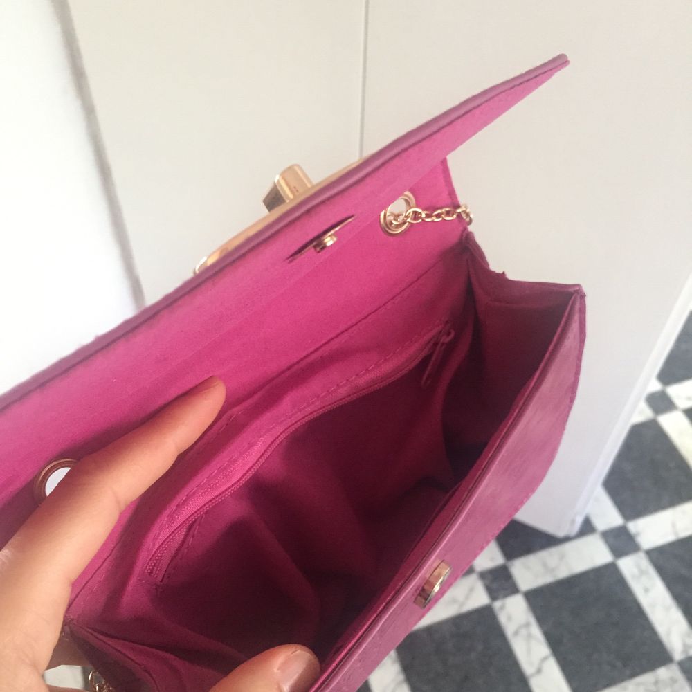 Super snygg rosa liten väska 😘 använd endast 1 gång! Väskan är helt ny, köpt på Glitter 💕. Accessoarer.