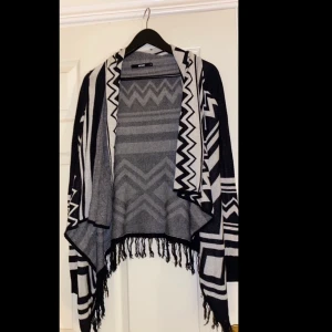 Svart och vit kofta - En svart och vit jätte fin kofta från bikbok.