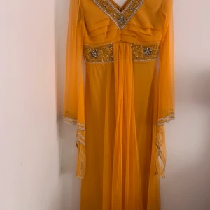 Klänning  - Passar 40-42 den är cirka 120 cm lång. Använd en dag är som ny. Finns i Malmö