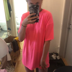 Neonrosa T-shirt klänning strl S - Använd en del, säljer då jag tröttnat på den. Går att ha både loose och tightare. Frakt tillkommer