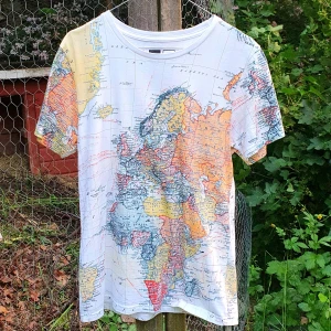 Dedicated t-shirt (S) - T-shirt med en världskarta från Dedicated! Originalpris var 350 kr. Bröstlängd 42cm; Plagglängd 57cm; Passform: Lite stretchig, unisex