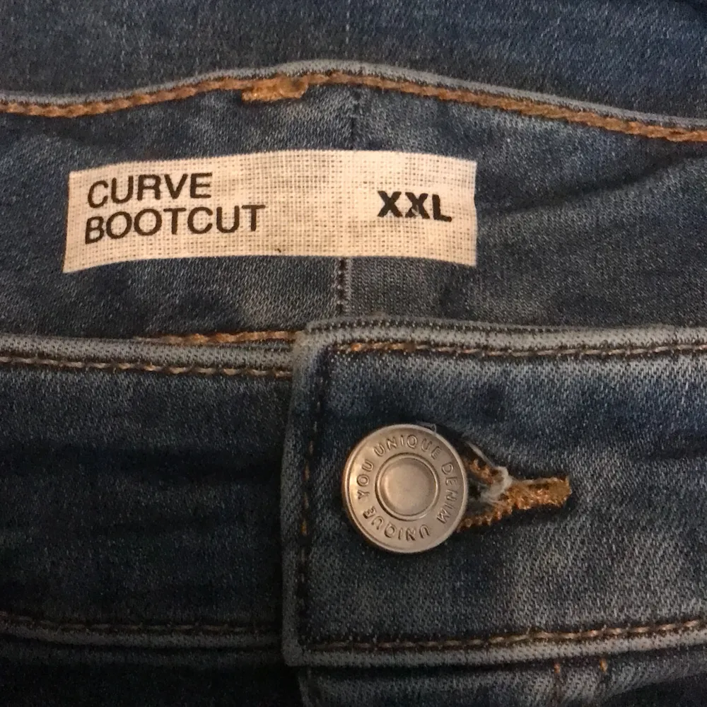Jättecoola bootcut highwaist jeans från cubus som är i en Curve modell. Säljer pga att jag är för kort för byxorna ( jag är 157 cm). Helt oanvända. Kan tänka mig att sänka priset vid snabb affär. Köparen betala frakten. Jeans & Byxor.