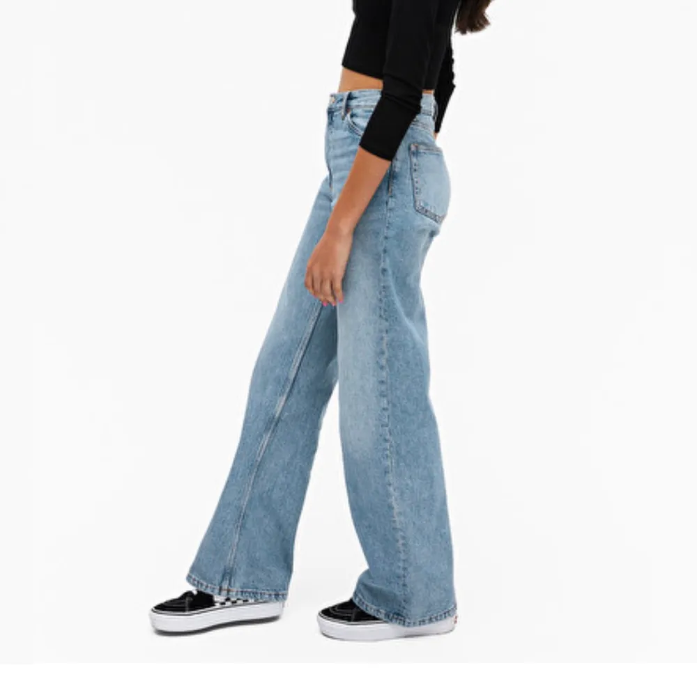 Säljer dessa snygga jeans från monki i modellen Yoko då jag beställde de i en förstor stl! Helt nya, frakt ingår i priset💓✨. Jeans & Byxor.