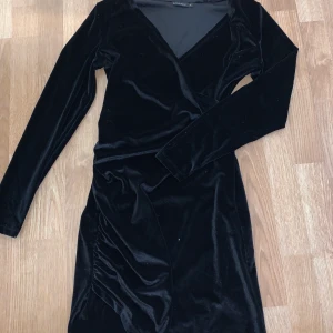 Svart sammetsklänning  - Väldigt snygg klänning, väldigt fin passform. Köpt för 399kr