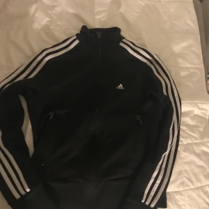Adidas - En adidas kofta som sitter fint på kroppen. Framhäver dina former. Säljs bara i Helsingborg. Utanför Helsingborg står ni själva för frakt