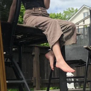 Jeans - Fina jeans som är utsvängda längst ner, bra skick, 70 kr, skriv vid intresse på dm, möts i stockholm, betalning via swish❤️