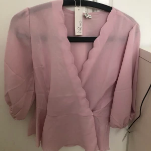 Rosa topp från Nelly strl 36 ny  - Ny omlott topp från Nelly strl 36 