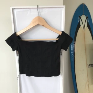 Weekday topp strl S - En svart off-shoulder topp (går dock också att ha ärmarna på axlarna) från Weekday i strl S🖤 köparen står för frakten (42kr)  