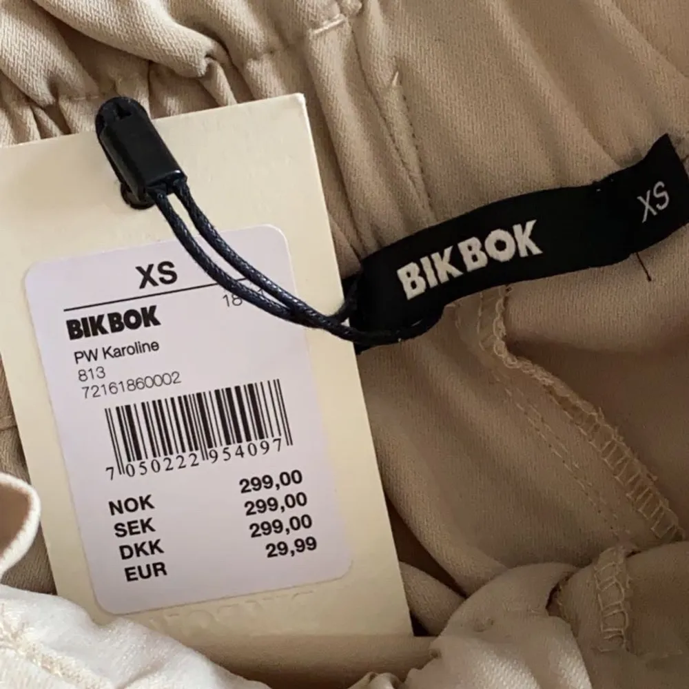 Jätte fina byxor från BikBok<3 Endast testade, annars helt nya! de skulle nog sitta bättre på en S eller större eftersom de är ganska långa osv. Jeans & Byxor.