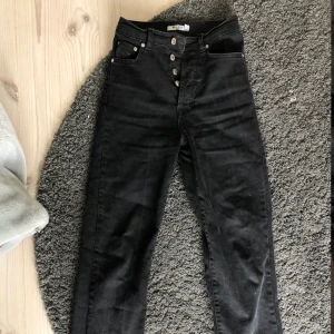 Svarta raka Jeans från NA-KD - Ett par snygga raka jeans! Nysick, inte slitna och inga fläckar. Frakten står köparen för, brukar vara runt 60kr. Nytt pris var runt 600kr. 