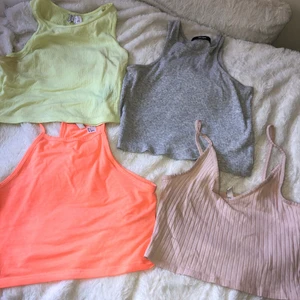 Crop tops - Säljer alla crop tops för 60 kr eller enskilt för 20 kr. Använda ett fåtal gånger. Alla är i storlek S men passar även XS.