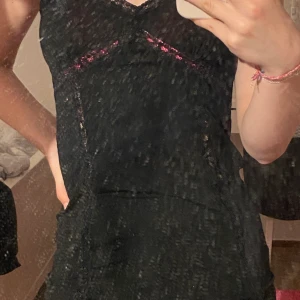 Spetslinne - Spetslinne i svart, vet inte vart de kommer ifrån, Stl M.