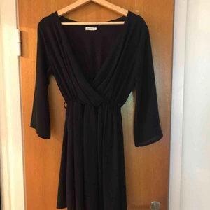  - Supersnygg mörkblå klänning i storlek L, passar dock en S-M 