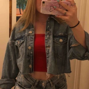  - Kort jeansjacka från zara, storlek Medium men jag har storlek small och den är snygg oversize. Original priset är 400 och den är använd ett fåtal gånger💕