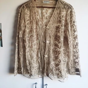  - Världens finaste plagg som tyvärr används för lite. Köpt i brick lane, london på en second hand-butik ✨ 50kr + frakt! 