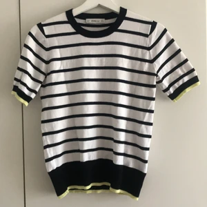 Stickad tshirt  - Stickad ”tshirt” från Zara. Mörkblåa ränder med gula detaljer. 