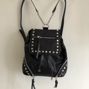 Väska från ZARA  - Ny väska från ZARA, använd Max 5 gånger. Kostade 399kr. Alla dragkedjor går att öppna och förvara saker i så det är ingen detalj. Väskan är ca 30 cm på höjden och 20-30cm på bredden och 15 cm på djupet. 