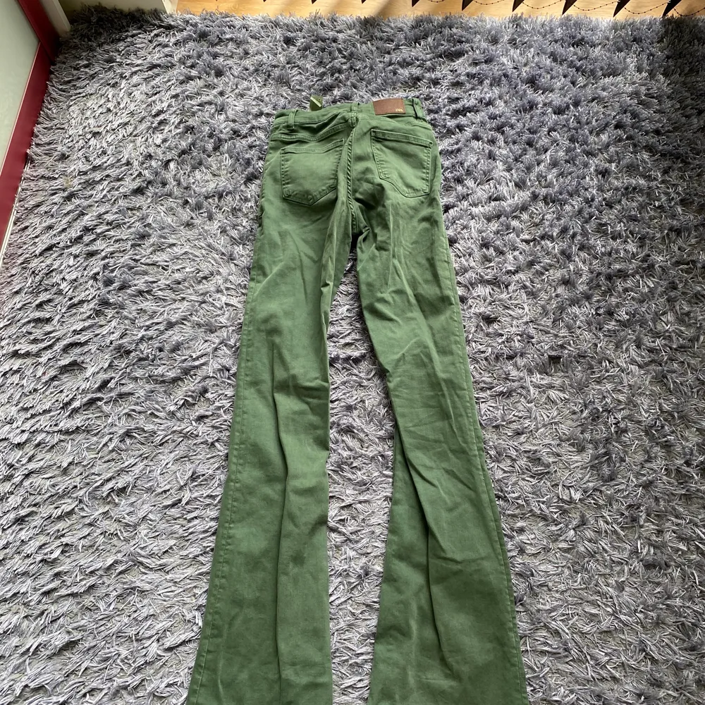 Ett par gröna utsvängda jeans från Zara i strl 34. Väldigt bra skick och endast använda en gång💚😀. Jeans & Byxor.
