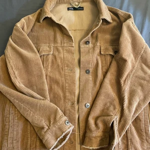 Manchester Jacka - Skitcool manchesterjacka från Zara som tyvärr inte kommit till användning tillräckligt mycket. Stl M men ganska oversize så passar bra med en tjock tröja under som på andra bilden. Pris kan diskuteras vid snabb affär❤️❤️