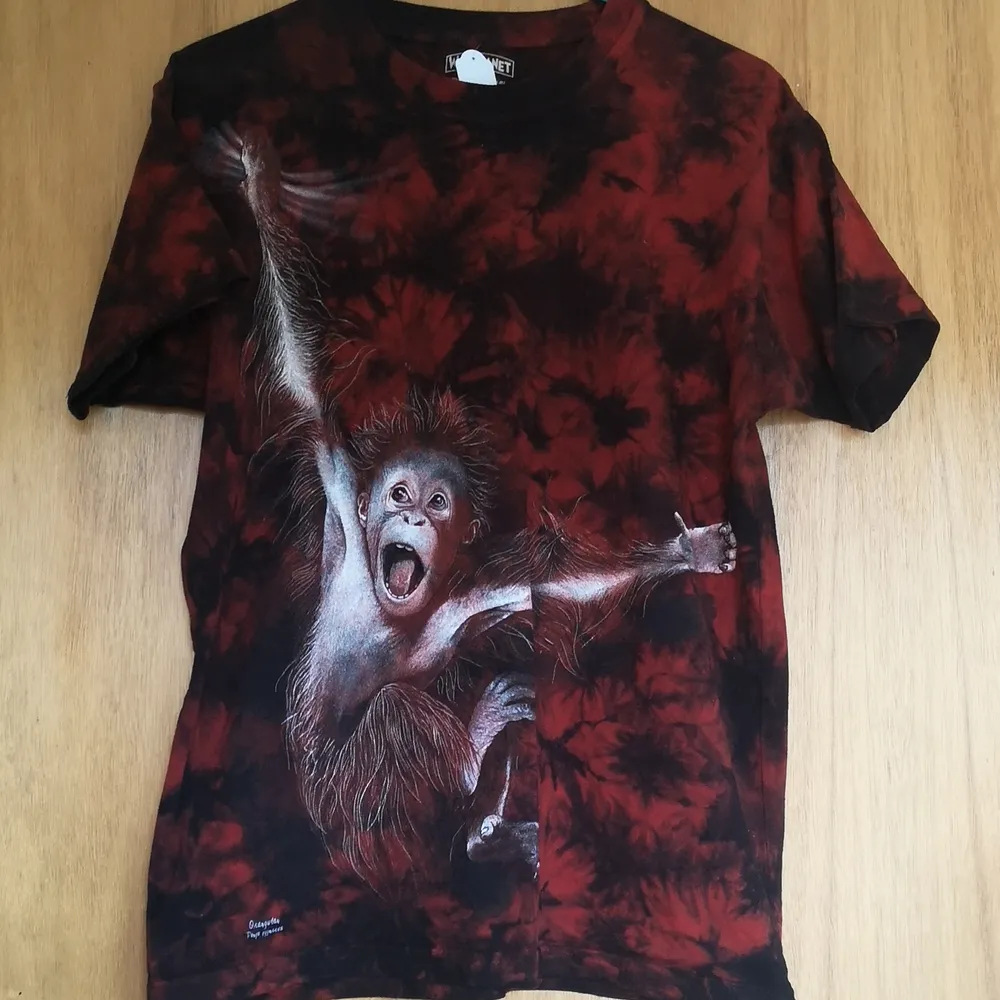 Så söt oanvänd (har originallappen kvar) orangutang t-shirt. OBS! den mörka färgen är lite ljusare och mer mörkröd än svart i verkligheten. Storlek small, inget tryck på ryggen. Frakten för denna ligger på 44 kr, samfraktar gärna😊👍. T-shirts.